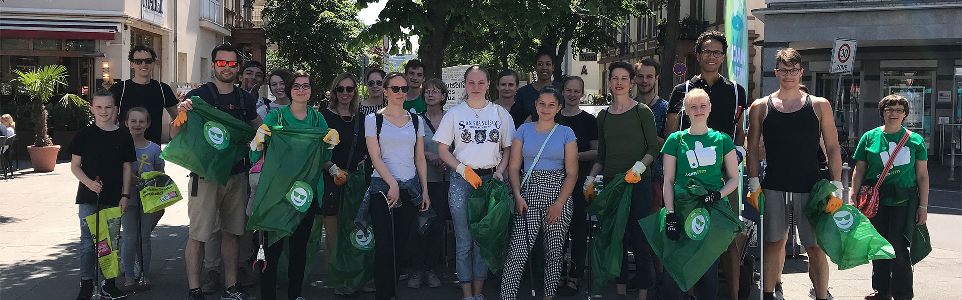 Foto: Große cleanffm-Gruppe sammelt gemeinsam Müll bei einer Aktion in der Stadt.