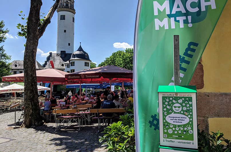 Foto: cleanffm als Aktionspartner beim Schlossfest in Höchst mit Infostand und Publikum.