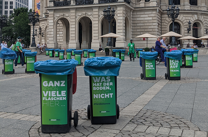 Foto: cleanffm-Aktion ‚400 Tonnen‘ mit vielen grünen Mülltonnen auf dem Opernplatz.