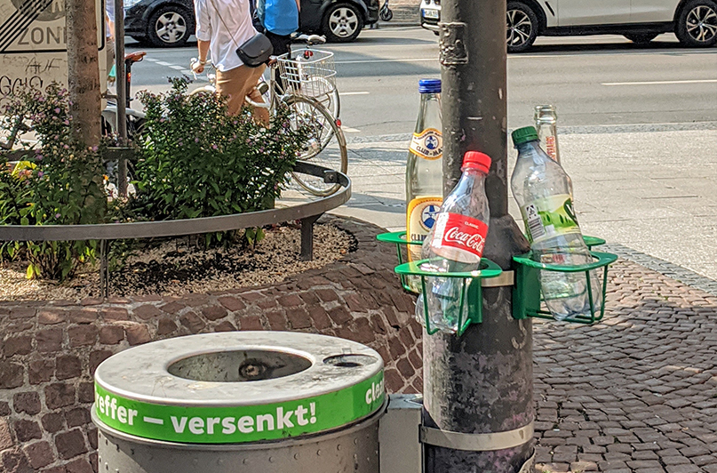 Foto: Pfandringe an einer Laterne ermöglichen die Abgabe von Pfandflaschen in der Innenstadt.