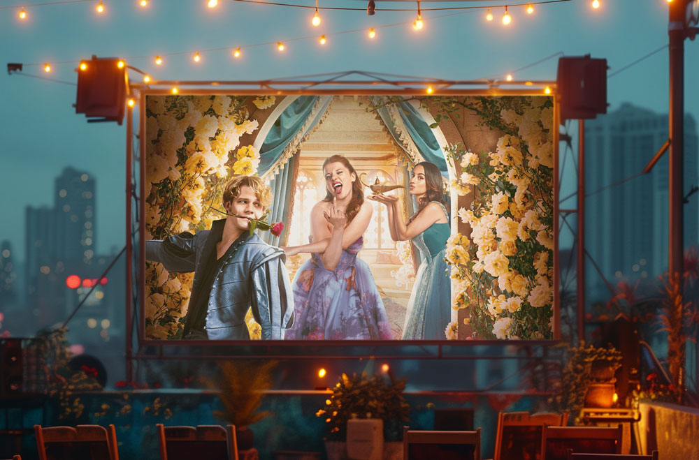 Foto: Open-Air-Movie-Night mit dem Film ‚Chantal im Märchenland‘ bei abendlicher Stadtkulisse.