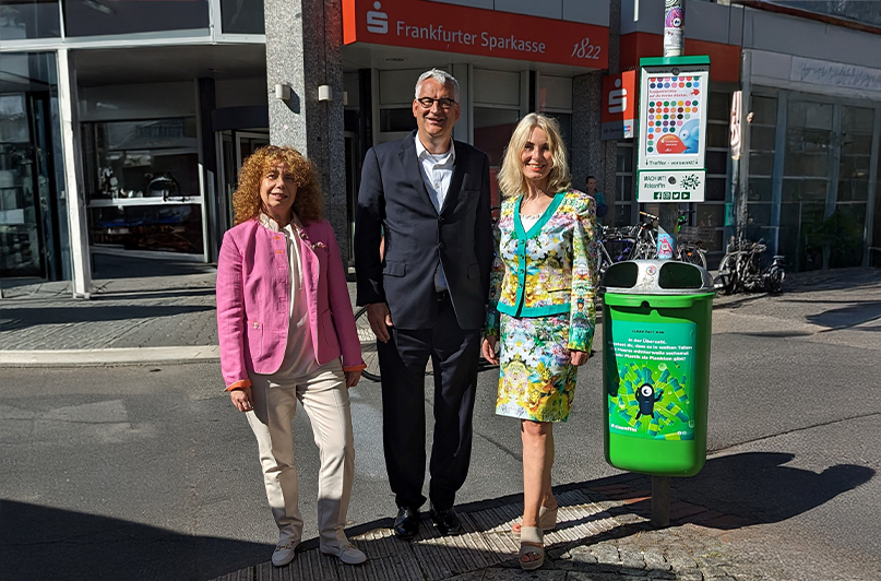 Foto: Start der Kooperation von cleanffm mit der Frankfurter Sparkasse vor einer Filliale.