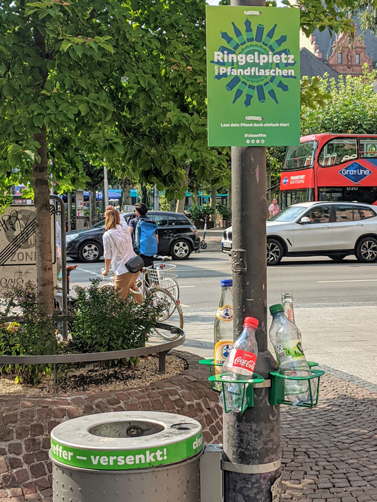 Foto: cleanffm Pfandring an einer Laterne, mit Pfandflaschen drinnen 