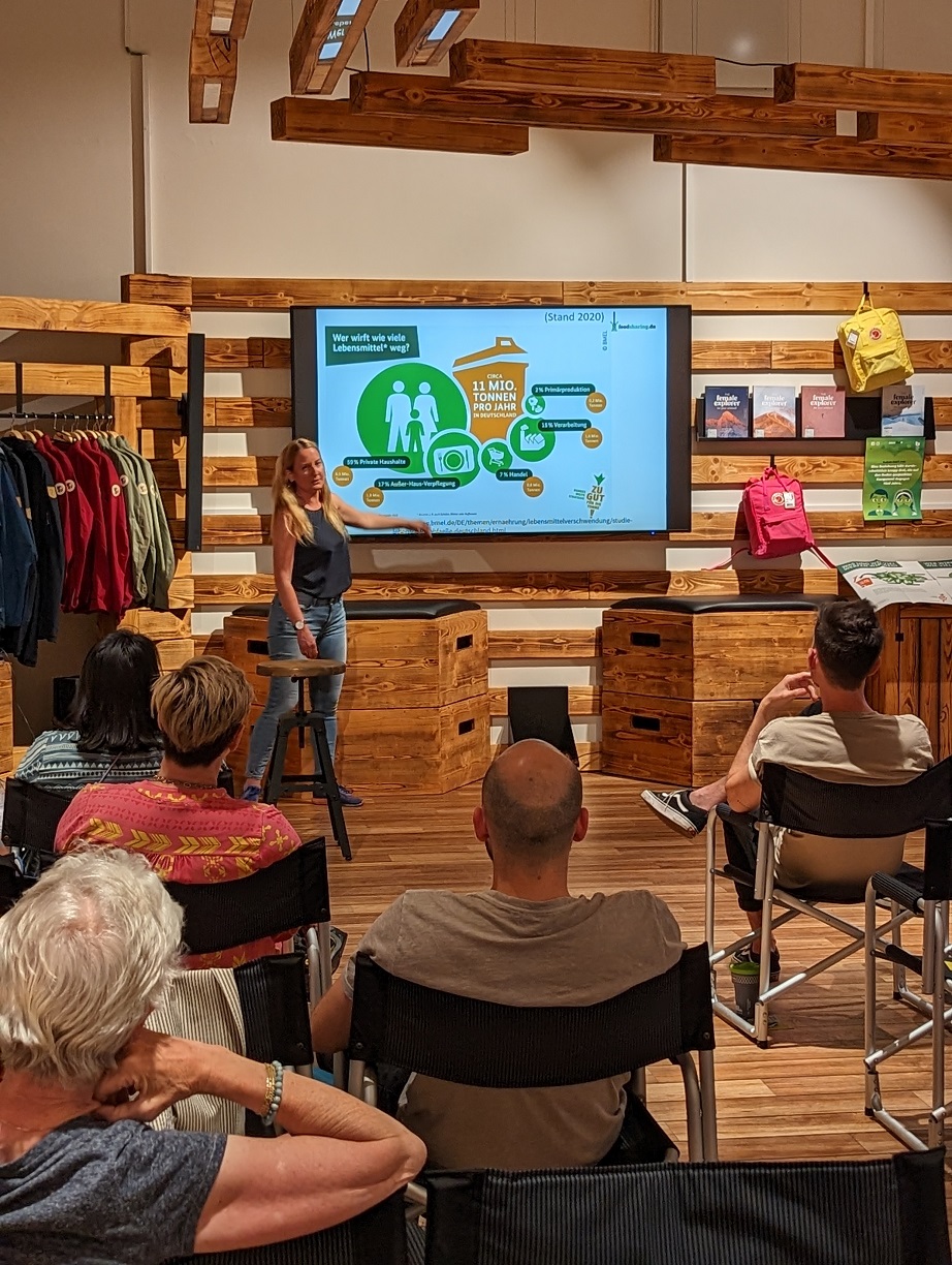 Foto: Vortrag vor Diagramm zu Lebensmittelverschwendung 