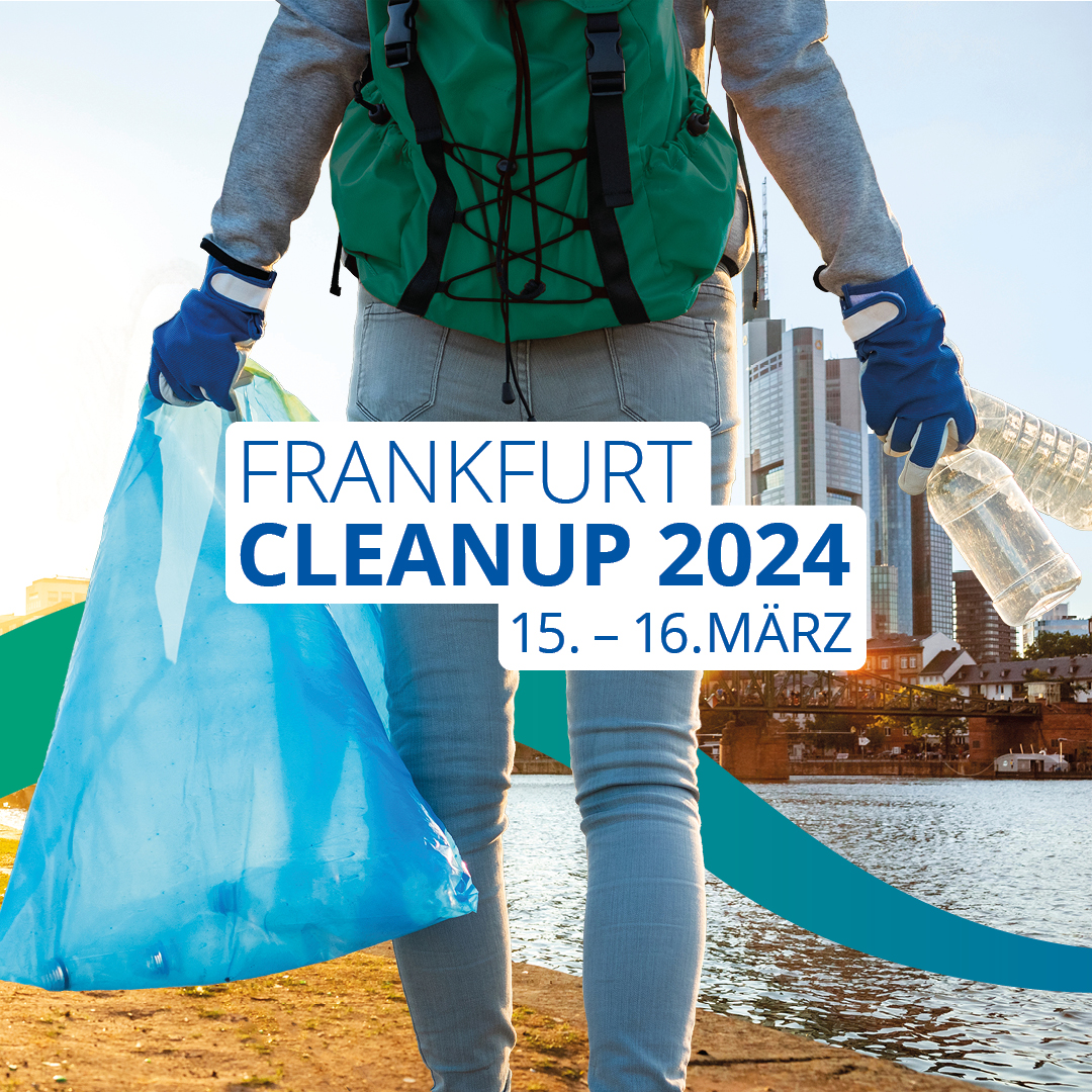 Foto: Person hält Müllsack und Flaschen am Mainufer, Text: FRANKFURT CLEANUP 2024 15.–16. MÄRZ 