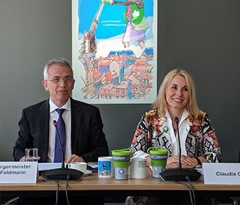 Foto: Ehemaliger Oberbürgermeister Peter Feldmann und Claudia Gabriel bei Pressekonferenz